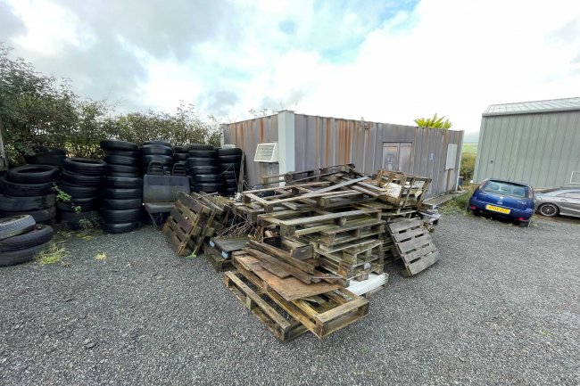 Nantyr Hendre Garage, Llanllwni Pencader, Dyfed SA39 9DZ 4