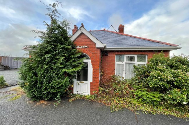 Nantyr Hendre Garage, Llanllwni Pencader, Dyfed SA39 9DZ 4