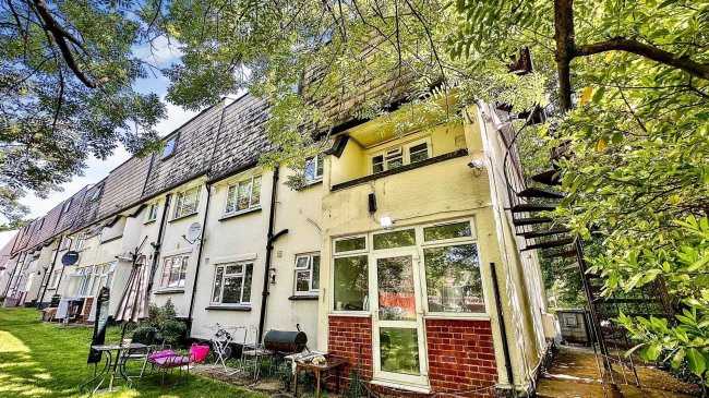 1-18 Stonegrove Court, Stonegrove, Edgware, Middlesex, HA8 7TB 2