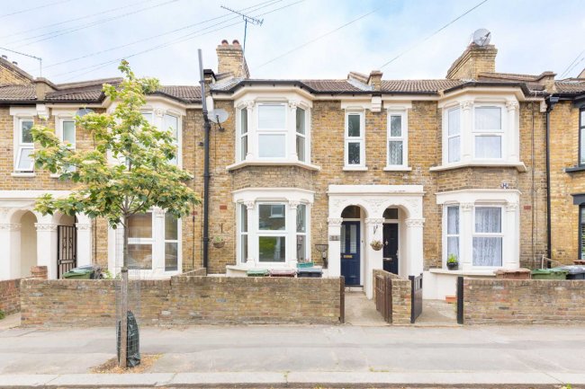 25 Clacton Road, Walthamstow, London, E17 8AP 8