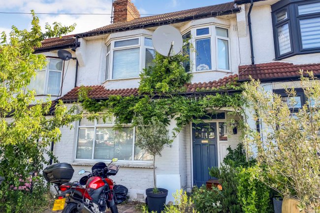3 Bexhill Road, New Southgate, London, N11 2RG 2