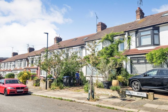 3 Bexhill Road, New Southgate, London, N11 2RG 2