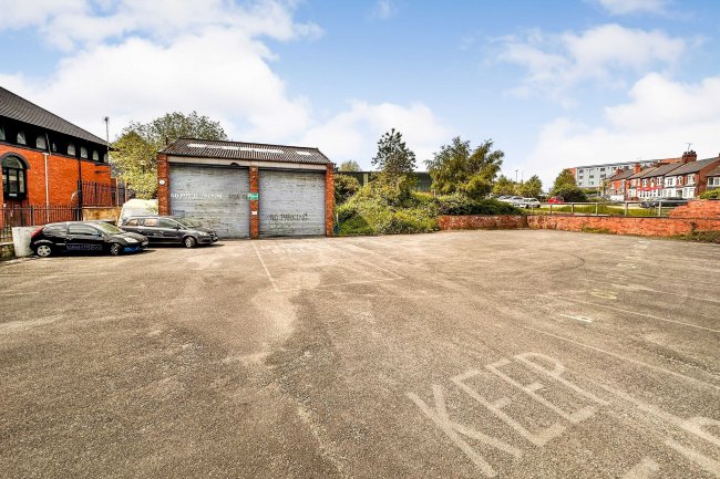 St Peters Garage, Brunt Street, Mansfield, NG18 1AX 2