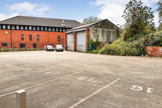 St Peters Garage, Brunt Street, Mansfield, NG18 1AX 2