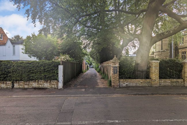 (Freehold Roadway) Fife Road, East Sheen, London SW14 7EL 6