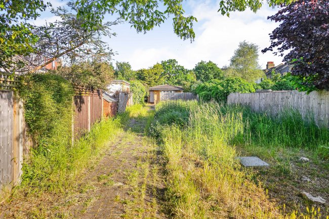 18 Whitfield Court, Raynes Park, London, SW20 8DT 6