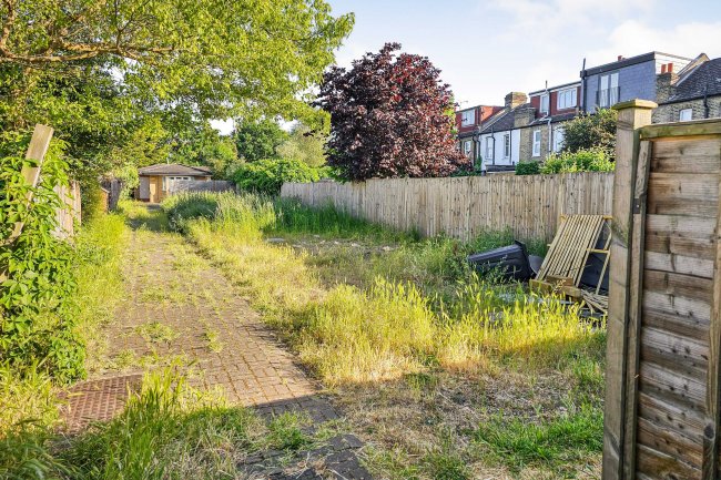 18 Whitfield Court, Raynes Park, London, SW20 8DT 6