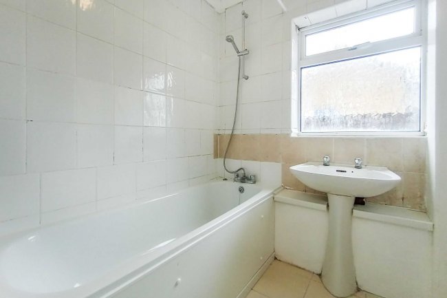 Flat 1, 131 Ordnance Road, Enfield, Middlesex, EN3 6AF 8