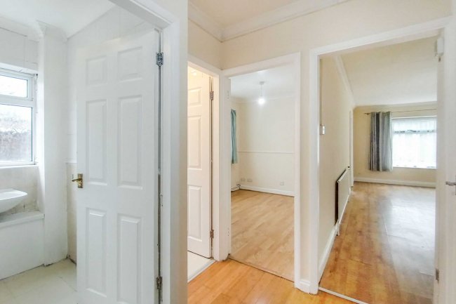 Flat 1, 131 Ordnance Road, Enfield, Middlesex, EN3 6AF 8