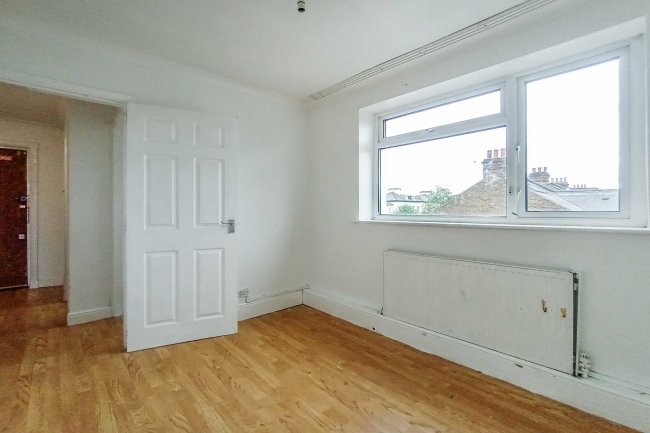 Flat 3, 131 Ordnance Road, Enfield, Middlesex, EN3 6AF 1