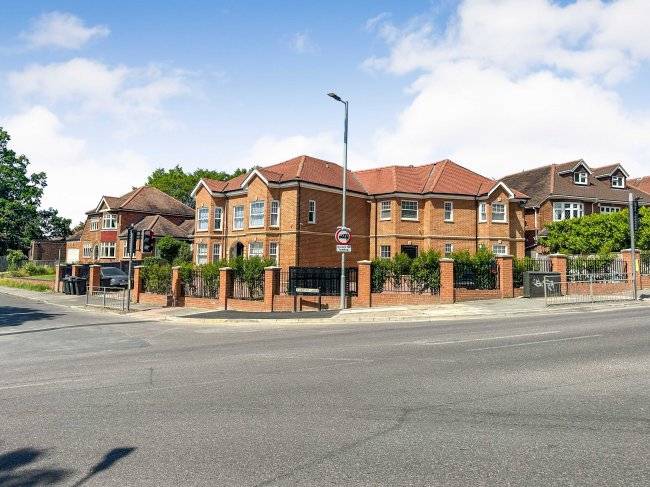 Flats 1-4, Mayfair Court, Manor Road, Chigwell, IG7 5PE 3
