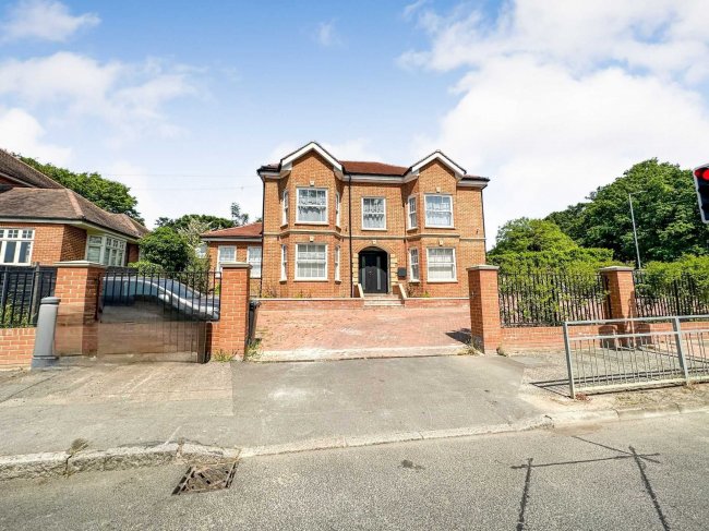 Flats 1-4, Mayfair Court, Manor Road, Chigwell, IG7 5PE 3