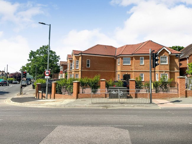 Flats 1-4, Mayfair Court, Manor Road, Chigwell, IG7 5PE 3