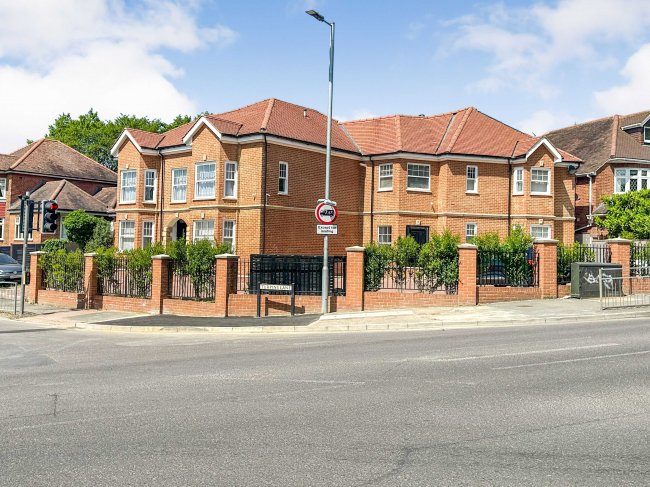 Flats 1-4, Mayfair Court, Manor Road, Chigwell, IG7 5PE 3