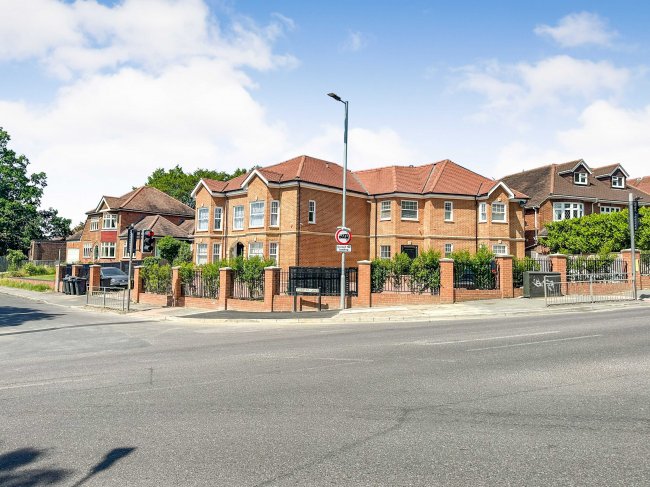 Flats 1-4, Mayfair Court, Manor Road, Chigwell, IG7 5PE 3