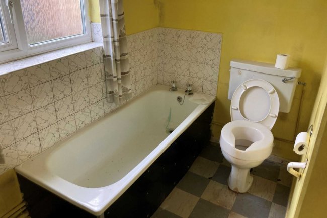 35 Shepperton Road, Laleham, Staines TW18 1SE 7