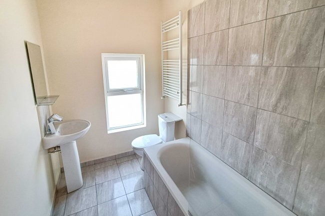 Flat 2 Barnfield Villas, 115-119 Shaw Heath, Stockport, SK2 6QP 4