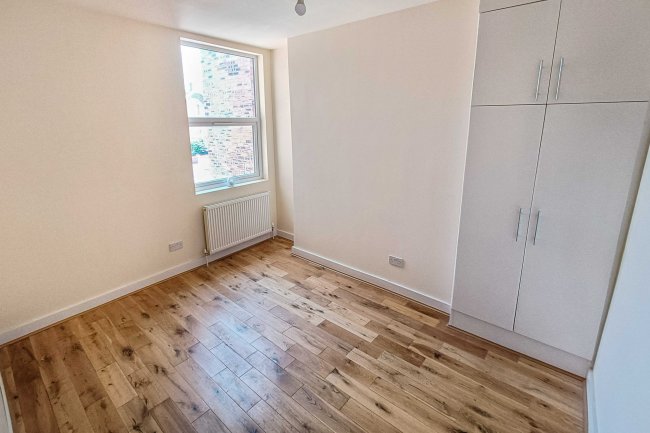 Flat 2 Barnfield Villas, 115-119 Shaw Heath, Stockport, SK2 6QP 4