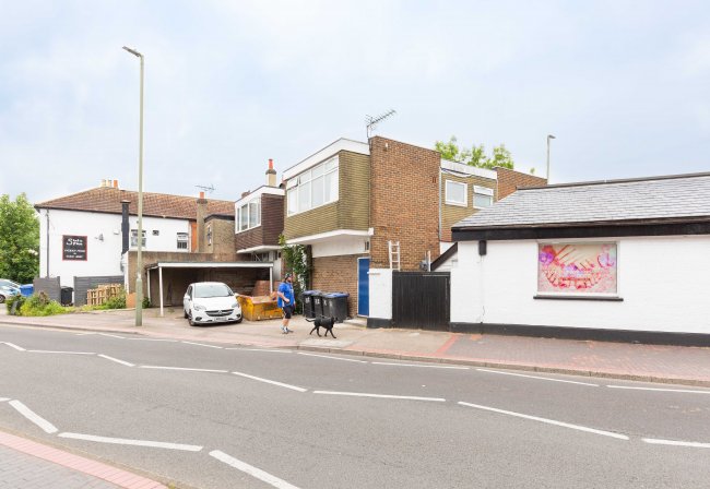 34 High Street, Knaphill, Woking, GU21 2PY 4