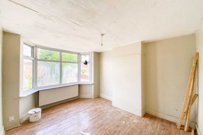 40 Dymoke Road, Hornchurch, Essex, RM11 1AA 10