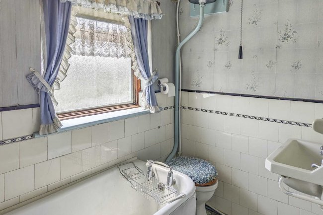 33 Ridgeway East, Sidcup, Kent, DA15 8RY 8