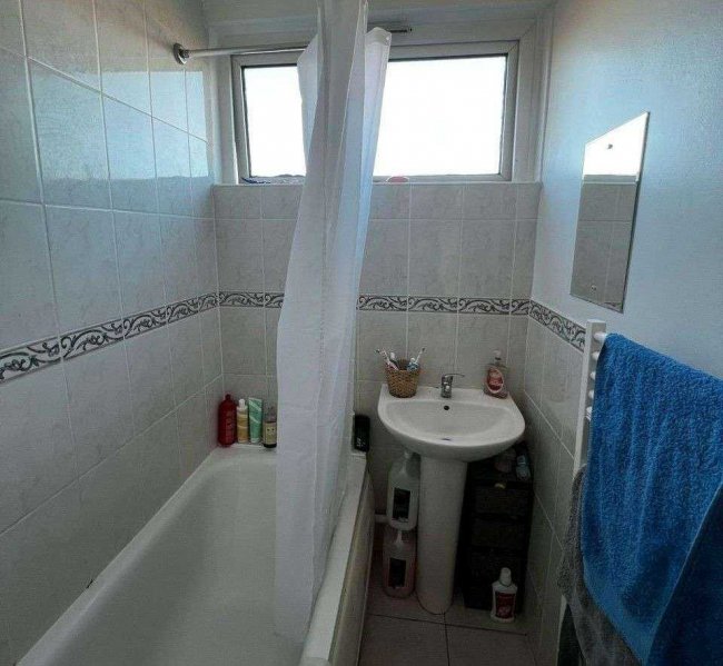 37 Caithness House, Twyford Street, Islington London N1 0BZ 9