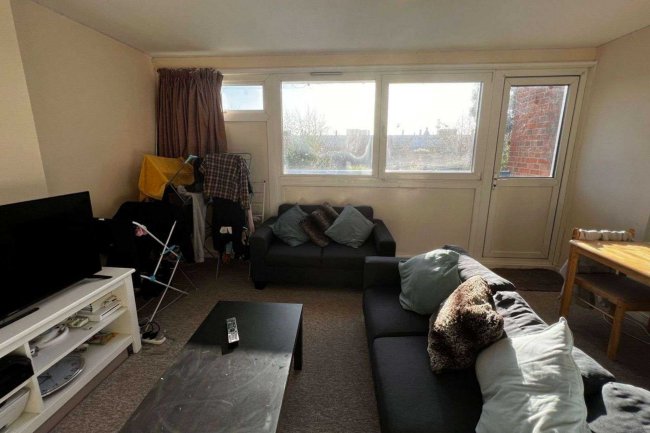 37 Caithness House, Twyford Street, Islington London N1 0BZ 9