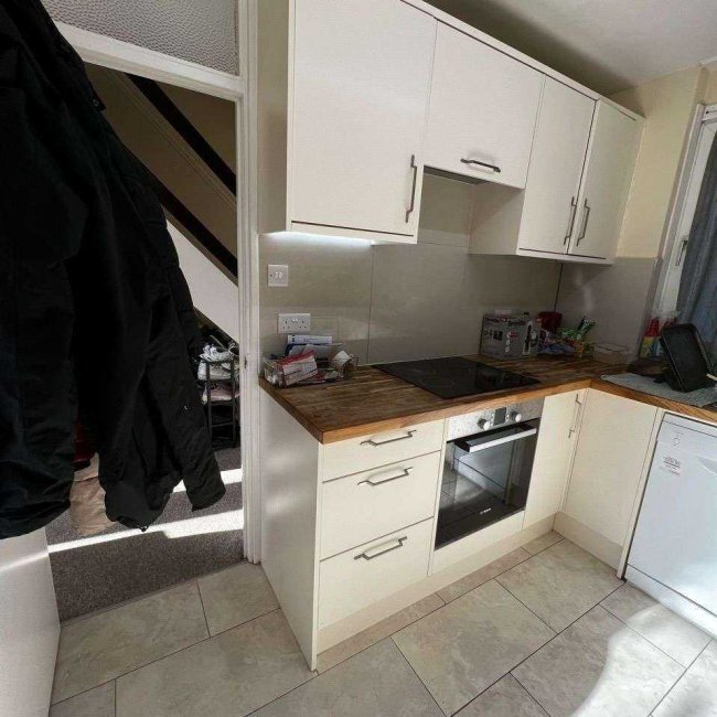 37 Caithness House, Twyford Street, Islington London N1 0BZ 9