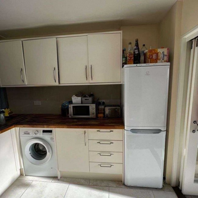 37 Caithness House, Twyford Street, Islington London N1 0BZ 9