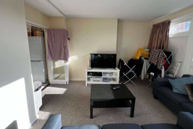 37 Caithness House, Twyford Street, Islington London N1 0BZ 9