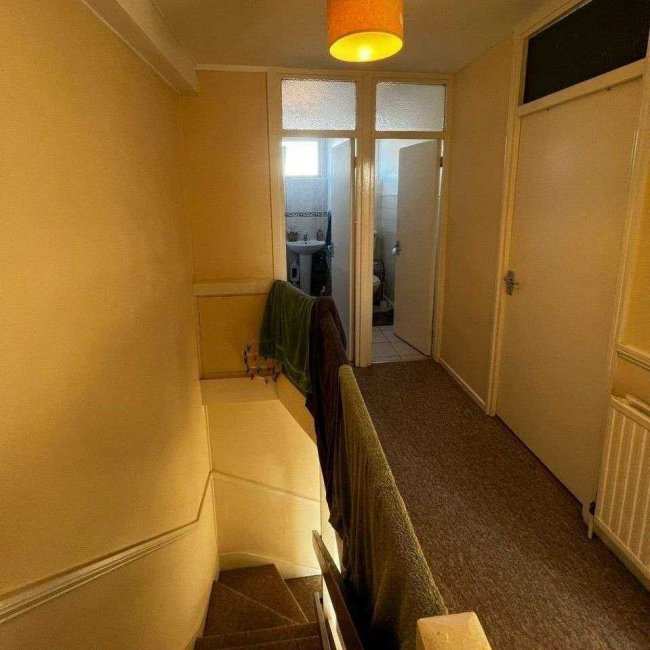 37 Caithness House, Twyford Street, Islington London N1 0BZ 9