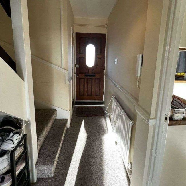 37 Caithness House, Twyford Street, Islington London N1 0BZ 9