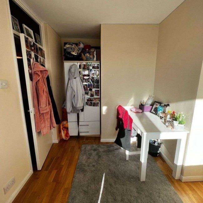 37 Caithness House, Twyford Street, Islington London N1 0BZ 9