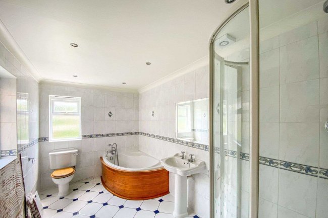 8 Pentire Road, Walthamstow, London E17 4BZ 4