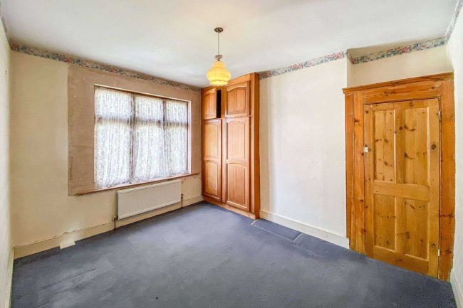 8 Pentire Road, Walthamstow, London E17 4BZ 4