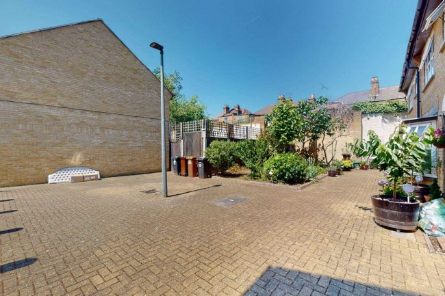 24 Crusoe Mews, London, N16 0BQ 4