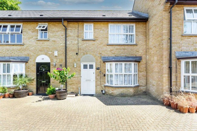 24 Crusoe Mews, London, N16 0BQ 4