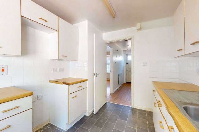 24 Crusoe Mews, London, N16 0BQ 4