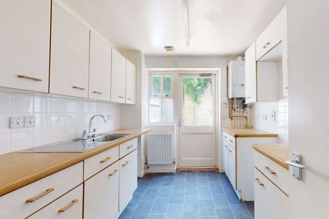 24 Crusoe Mews, London, N16 0BQ 4