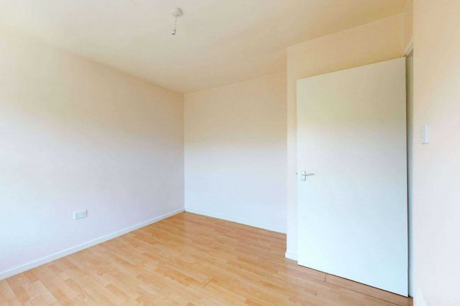 24 Crusoe Mews, London, N16 0BQ 4