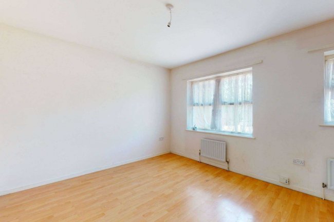 24 Crusoe Mews, London, N16 0BQ 4