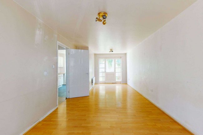 24 Crusoe Mews, London, N16 0BQ 4