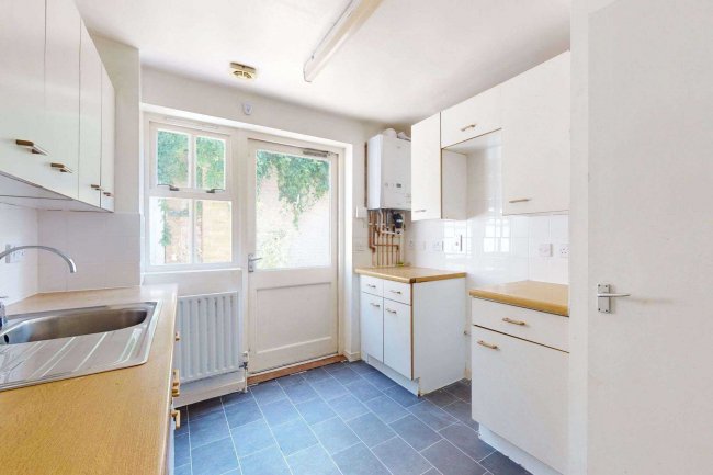 24 Crusoe Mews, London, N16 0BQ 4