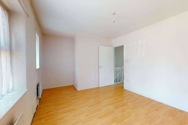 24 Crusoe Mews, London, N16 0BQ 4