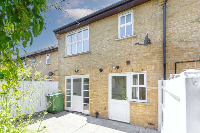 24 Crusoe Mews, London, N16 0BQ 4