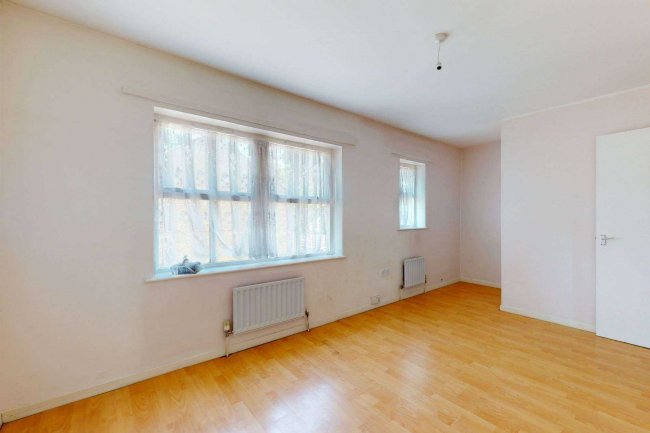 24 Crusoe Mews, London, N16 0BQ 4