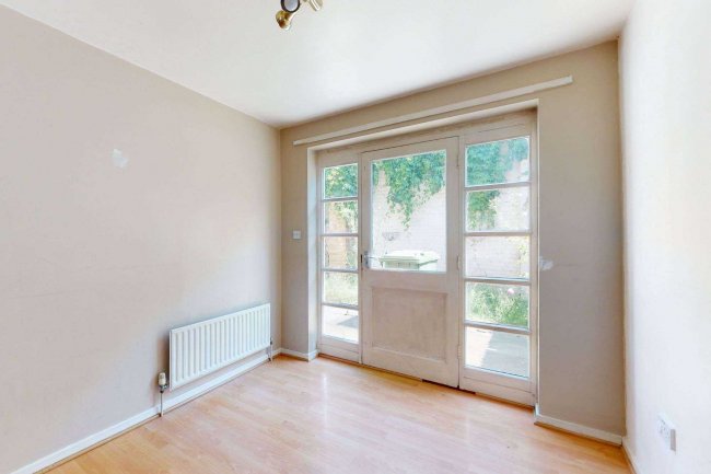 24 Crusoe Mews, London, N16 0BQ 4