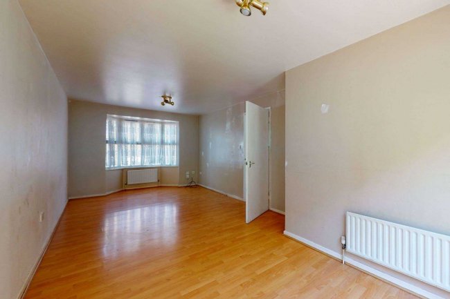 24 Crusoe Mews, London, N16 0BQ 4