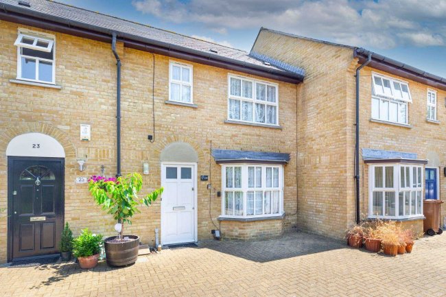 24 Crusoe Mews, London, N16 0BQ 4