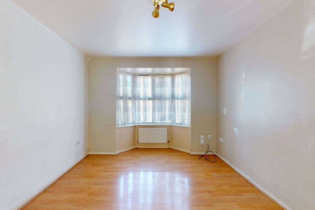 24 Crusoe Mews, London, N16 0BQ 4